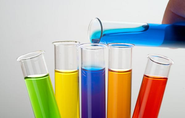 beakers_with_primary_color_liquids