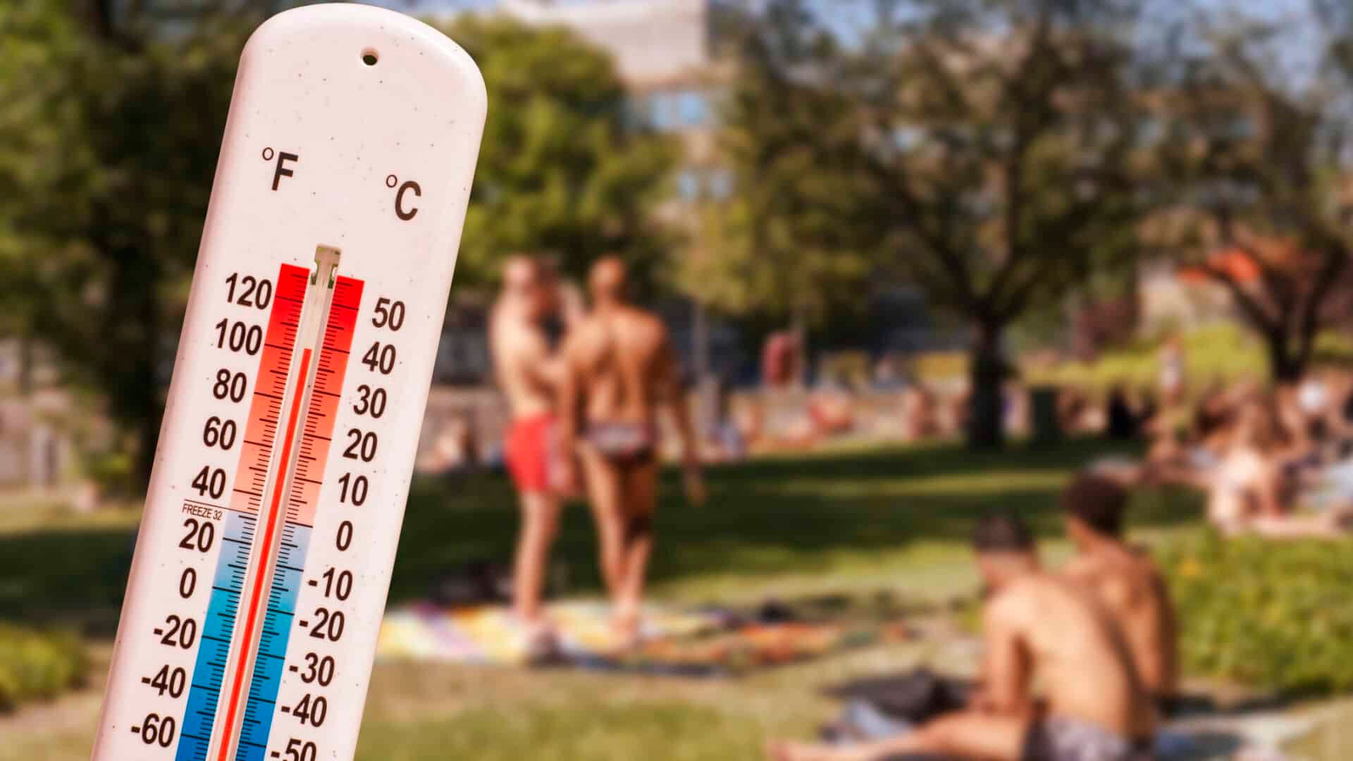 Thermometer-in-front-of-people-sunbathing