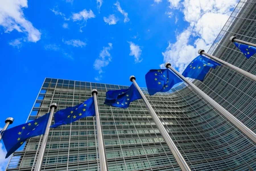 L'ACTU : La Commission européenne restreint l'utilisation des produits chimiques liés aux PFAS dans les textiles de consommation
