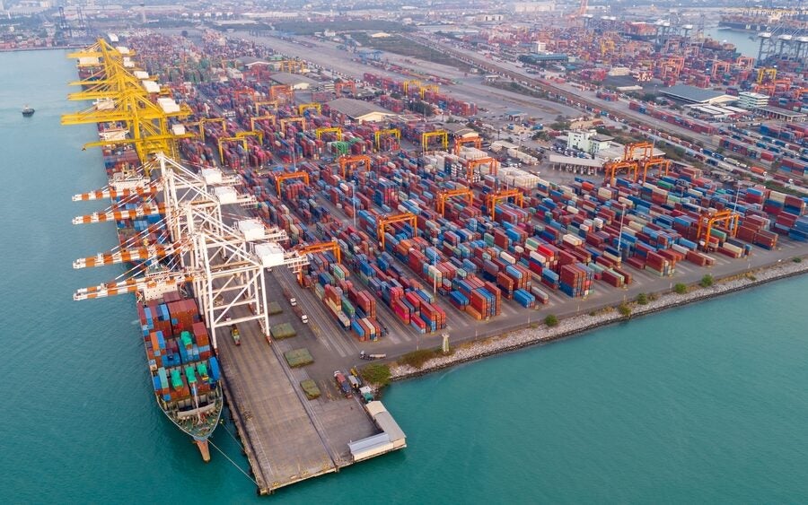 3E reports on global supply chain vulnerabilities with interconnected nodes and risks.