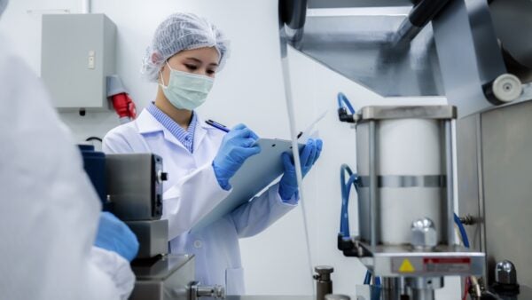 Female quality control inspector holding clipboard checking automated manufacturing machinery. Concept of industrial safety standard regulations in food or pharmaceutical plant, quality control. SSUCv3H4sIAAAAAAAACm1TzW6zMBB8F5852Bj/kFepenDMBqwYm9omVRTl3T+xBtpK3wk0LLOzs7MvcjXZWXJ5kaspdgpmBnIJq/cNgcGVmJzx5EIbYhw+nPdrLskUFwMCCcIACV8fiUtKLvTdEGsKjDE5yJUae3y8NpxcCGlIXq/by7v5D/bZEDNCsE9yeb3fDbl/F0gzMi2TSbOxsBZnN2EfRHWK9uSzITMMzroAGyhpp8QGJshgkp0qKGi3gd5cYzIlpifCrNN0g5cUb5Czi6EySyY41mfrIBSXS0V5rzf06mIBO4Xo44hErKNKoxQXQnzsFm19W4YNBniAj8sMoew4R5H7UM+/45iw3owta3JhrI2VwC/wtbpfJFS2GzqB8WWyJqEBSjPJUfu6LB7Oask4P83axzy8shPMJ6iEbn/NfsP9Edn3Eof/Wo13pSrWreyUOhly2X2VVEqkKJCcR1m9VgJ7jfOClmkutORIWcDM3zHdd2s01g1pxeE5pS0KX4y9m3G3RHVKocqwlvQnFb+JrXfhwIXWgldqF4Ytye5YNqO4pM3zn2TIfk/GsNpjn5oLytBEZ1O8ujMAvRSVI5sbVHMkpQIVmrXE+YyEEpwembOQM0pue6WrjWbJazVMUdrz3Vp7P5JARYuTQRhdADgSoqSsjlsPJqQY50rBWpRr47x4Z4JFZqZ62kmG4m7O+zNlusdqE4x/nn5Kpim2fBjvhp85eNtrWeNqp/34OBV9dzRM9aJ2e+o9fSdXznaiSl7Sdk3nyQjFUcW0eAwe6xlXqsVt5JiO3/uO0/0qbAwPeMaEG2LsOMS8bKy1WlO5LeP9/gcU9z+29gQAAA==