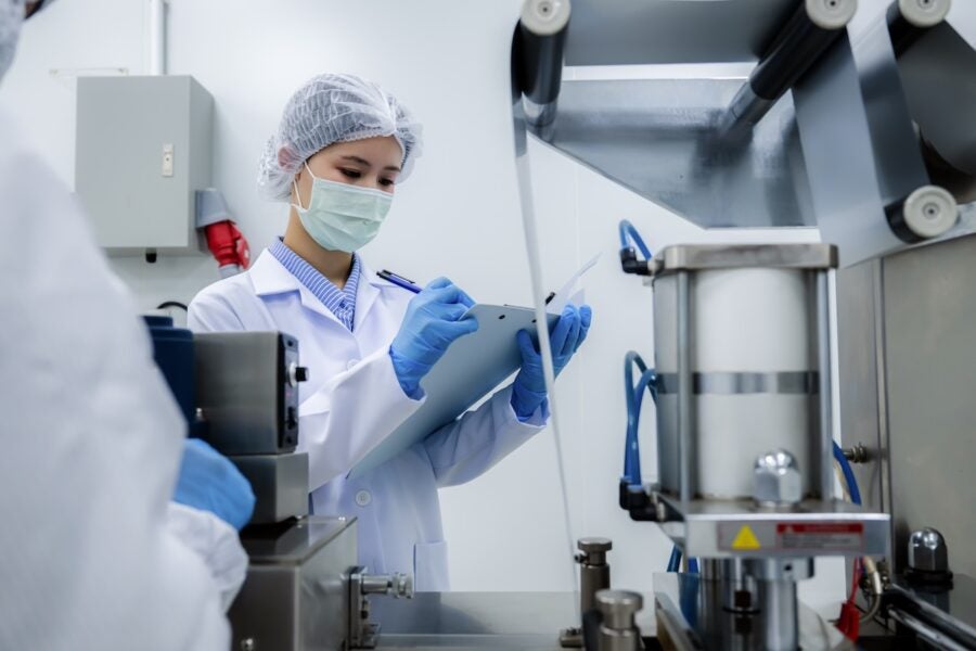 Female quality control inspector holding clipboard checking automated manufacturing machinery. Concept of industrial safety standard regulations in food or pharmaceutical plant, quality control. SSUCv3H4sIAAAAAAAACm1TzW6zMBB8F5852Bj/kFepenDMBqwYm9omVRTl3T+xBtpK3wk0LLOzs7MvcjXZWXJ5kaspdgpmBnIJq/cNgcGVmJzx5EIbYhw+nPdrLskUFwMCCcIACV8fiUtKLvTdEGsKjDE5yJUae3y8NpxcCGlIXq/by7v5D/bZEDNCsE9yeb3fDbl/F0gzMi2TSbOxsBZnN2EfRHWK9uSzITMMzroAGyhpp8QGJshgkp0qKGi3gd5cYzIlpifCrNN0g5cUb5Czi6EySyY41mfrIBSXS0V5rzf06mIBO4Xo44hErKNKoxQXQnzsFm19W4YNBniAj8sMoew4R5H7UM+/45iw3owta3JhrI2VwC/wtbpfJFS2GzqB8WWyJqEBSjPJUfu6LB7Oask4P83axzy8shPMJ6iEbn/NfsP9Edn3Eof/Wo13pSrWreyUOhly2X2VVEqkKJCcR1m9VgJ7jfOClmkutORIWcDM3zHdd2s01g1pxeE5pS0KX4y9m3G3RHVKocqwlvQnFb+JrXfhwIXWgldqF4Ytye5YNqO4pM3zn2TIfk/GsNpjn5oLytBEZ1O8ujMAvRSVI5sbVHMkpQIVmrXE+YyEEpwembOQM0pue6WrjWbJazVMUdrz3Vp7P5JARYuTQRhdADgSoqSsjlsPJqQY50rBWpRr47x4Z4JFZqZ62kmG4m7O+zNlusdqE4x/nn5Kpim2fBjvhp85eNtrWeNqp/34OBV9dzRM9aJ2e+o9fSdXznaiSl7Sdk3nyQjFUcW0eAwe6xlXqsVt5JiO3/uO0/0qbAwPeMaEG2LsOMS8bKy1WlO5LeP9/gcU9z+29gQAAA==